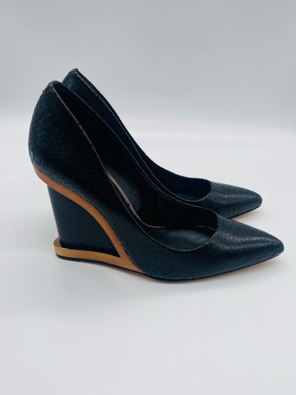 BCBGMAXAZRIA BlacWedge snake skin leather with Gold accent
